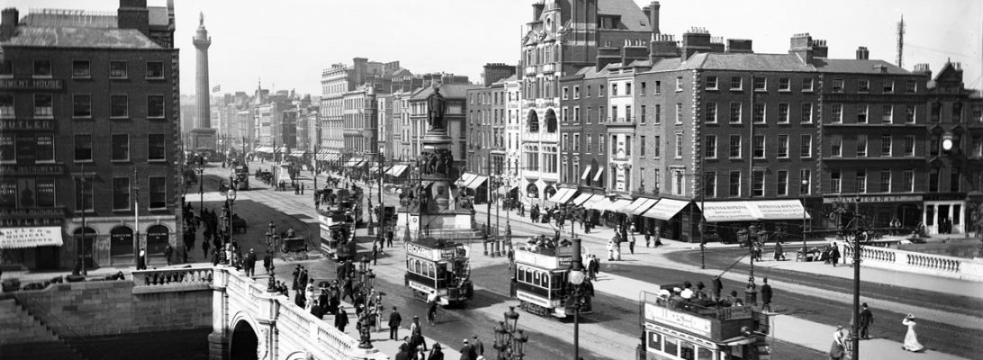 Old black and white photo of the O'Connell bridge in Dublin, Ireland